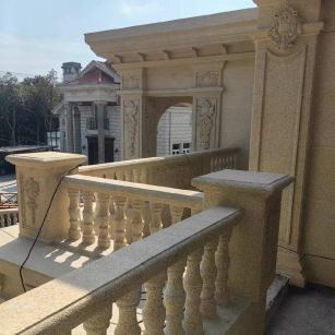 贵阳 黄金麻别墅外墙干挂雕花配合阳台栏杆花瓶柱