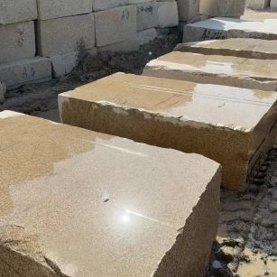 贵阳 黄金麻方料堆场洗料分选中，原材料充足