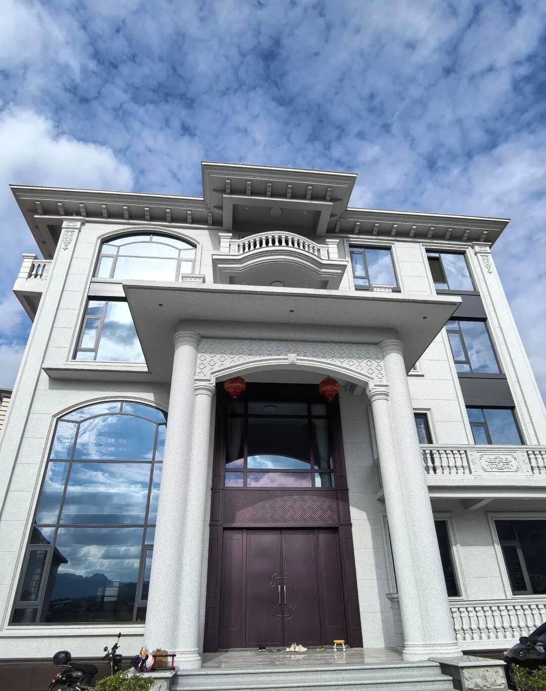 贵阳白麻别墅外墙干挂石材效果示例