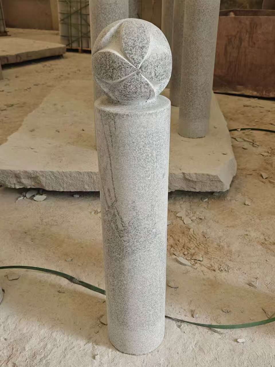 贵阳 芝麻白花岗岩石材挡车石柱、停车柱、圆柱挡车柱、方柱挡车柱等