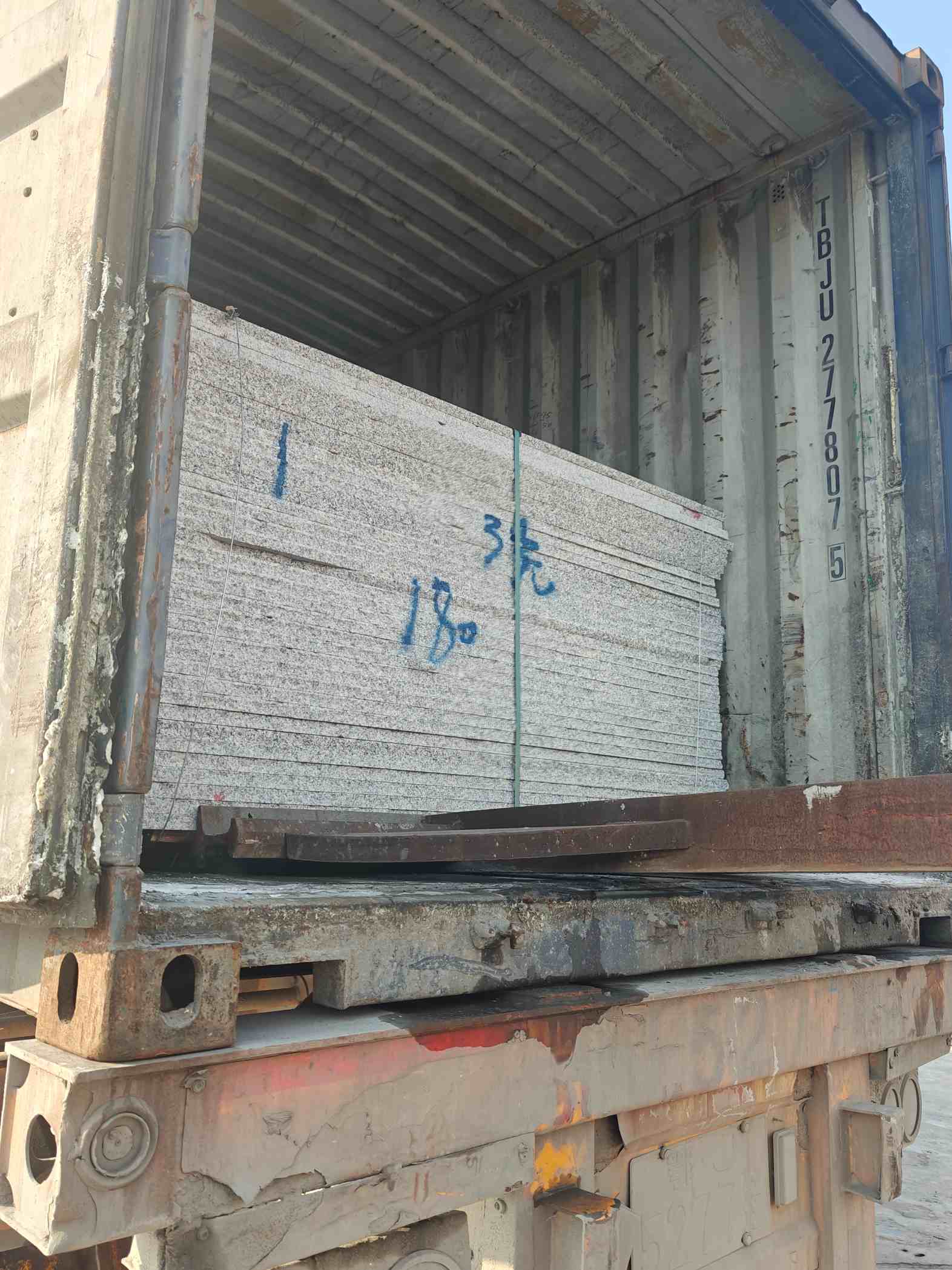 贵阳 芝麻白花岗岩石材3.0公分光面毛板装柜出货