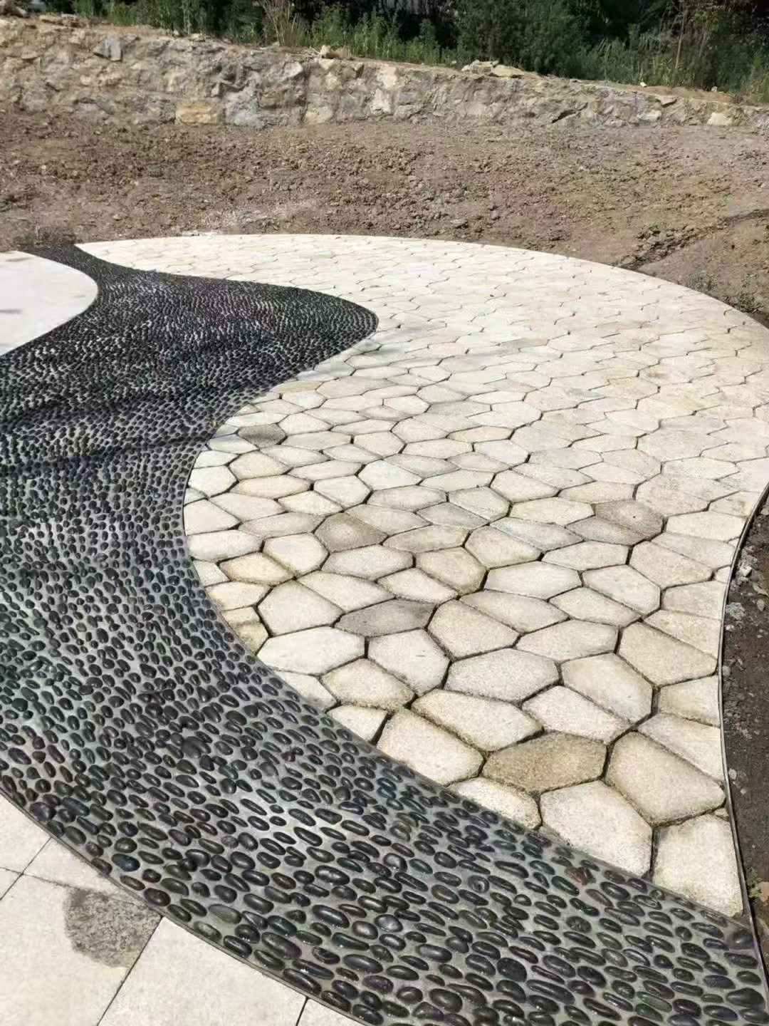 贵阳 黄金麻冰裂纹地铺石工地铺装案例