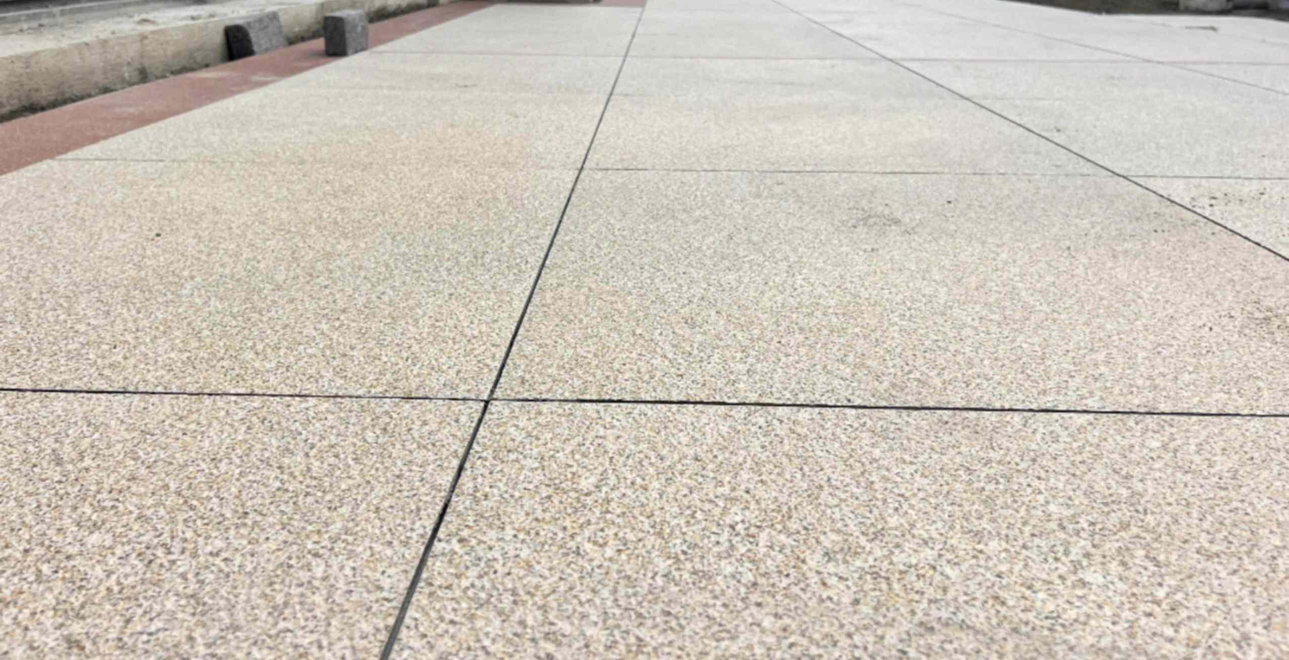 贵阳 黄金麻花岗岩石板材荔枝面地面铺装效果