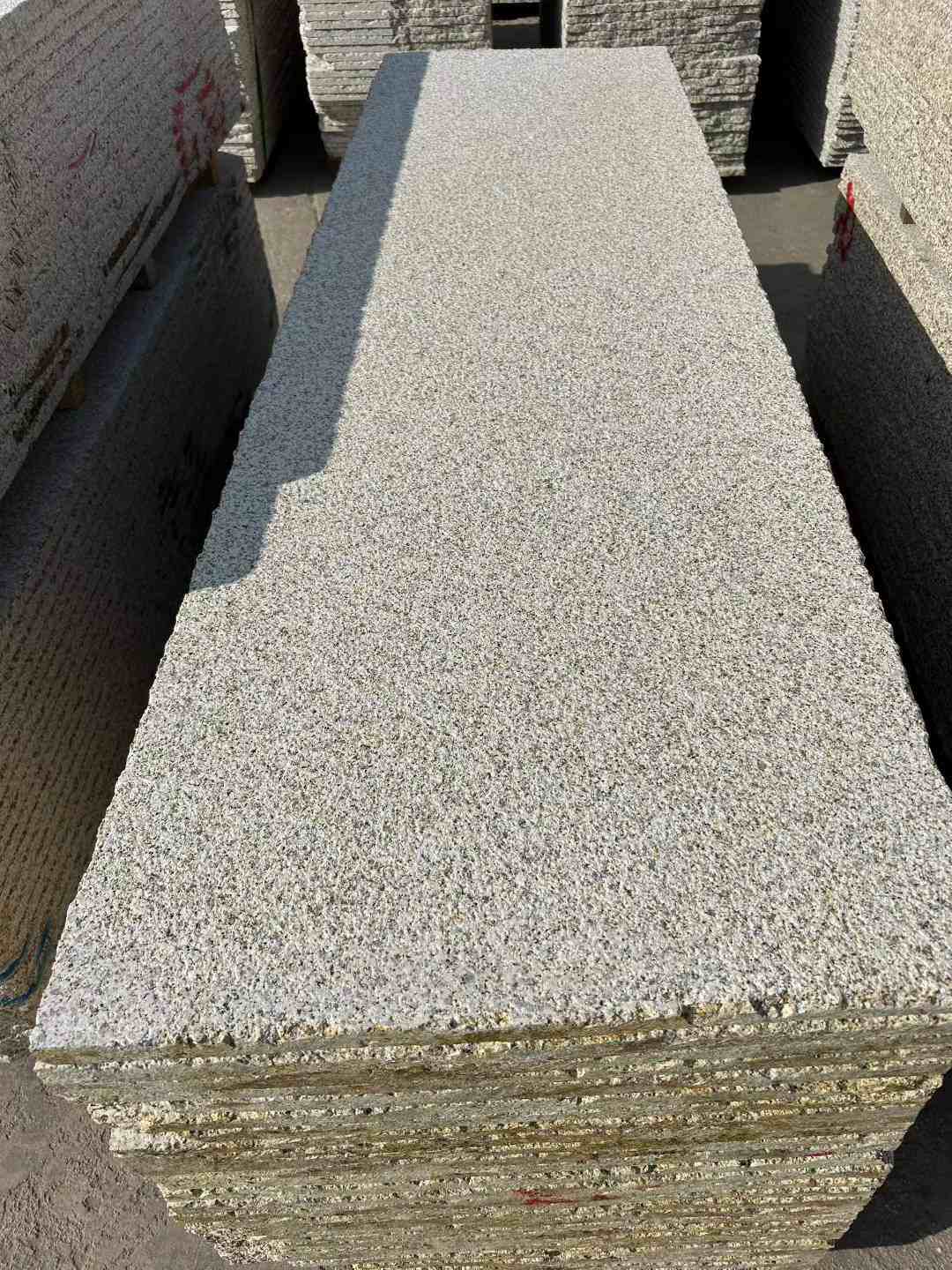 贵阳 黄金麻花岗岩荔枝面毛板，半成品