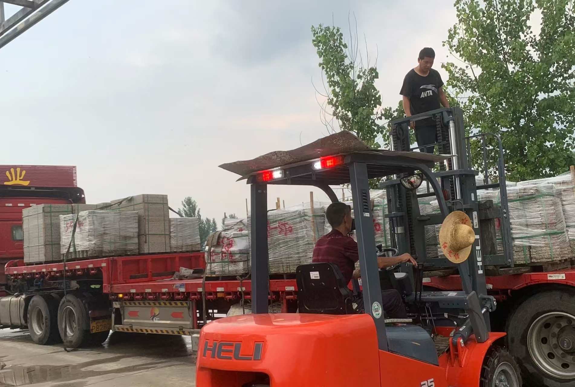 贵阳 黄金麻冰裂纹，地铺石装车