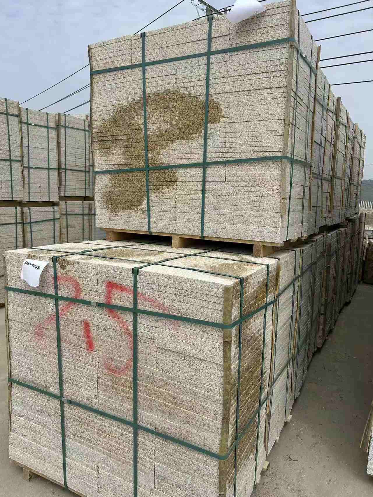 贵阳 黄金麻花岗岩石材荔枝面地铺石2.5*300*600