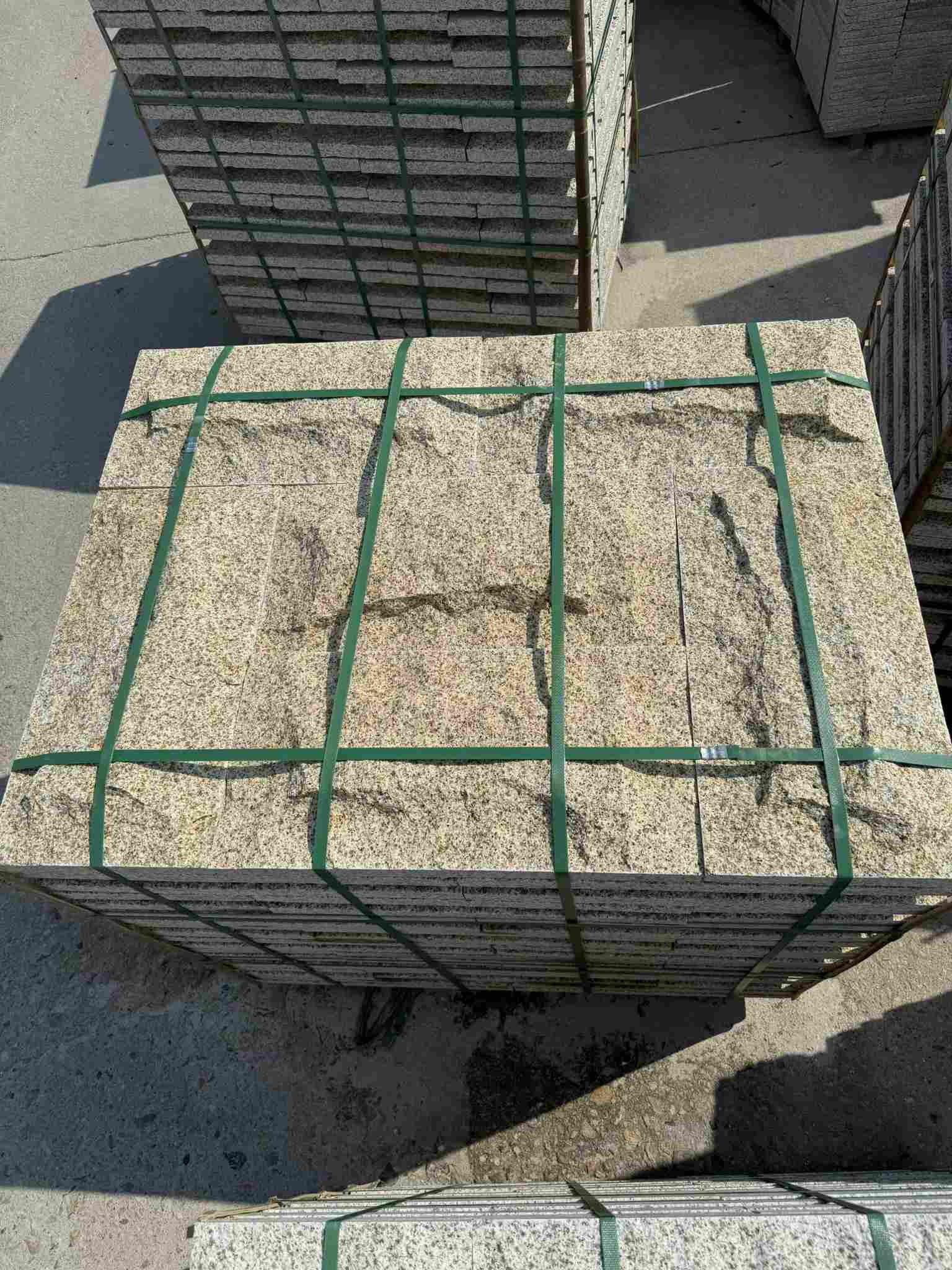 贵阳 黄金麻花岗岩石材自然面蘑菇石成品