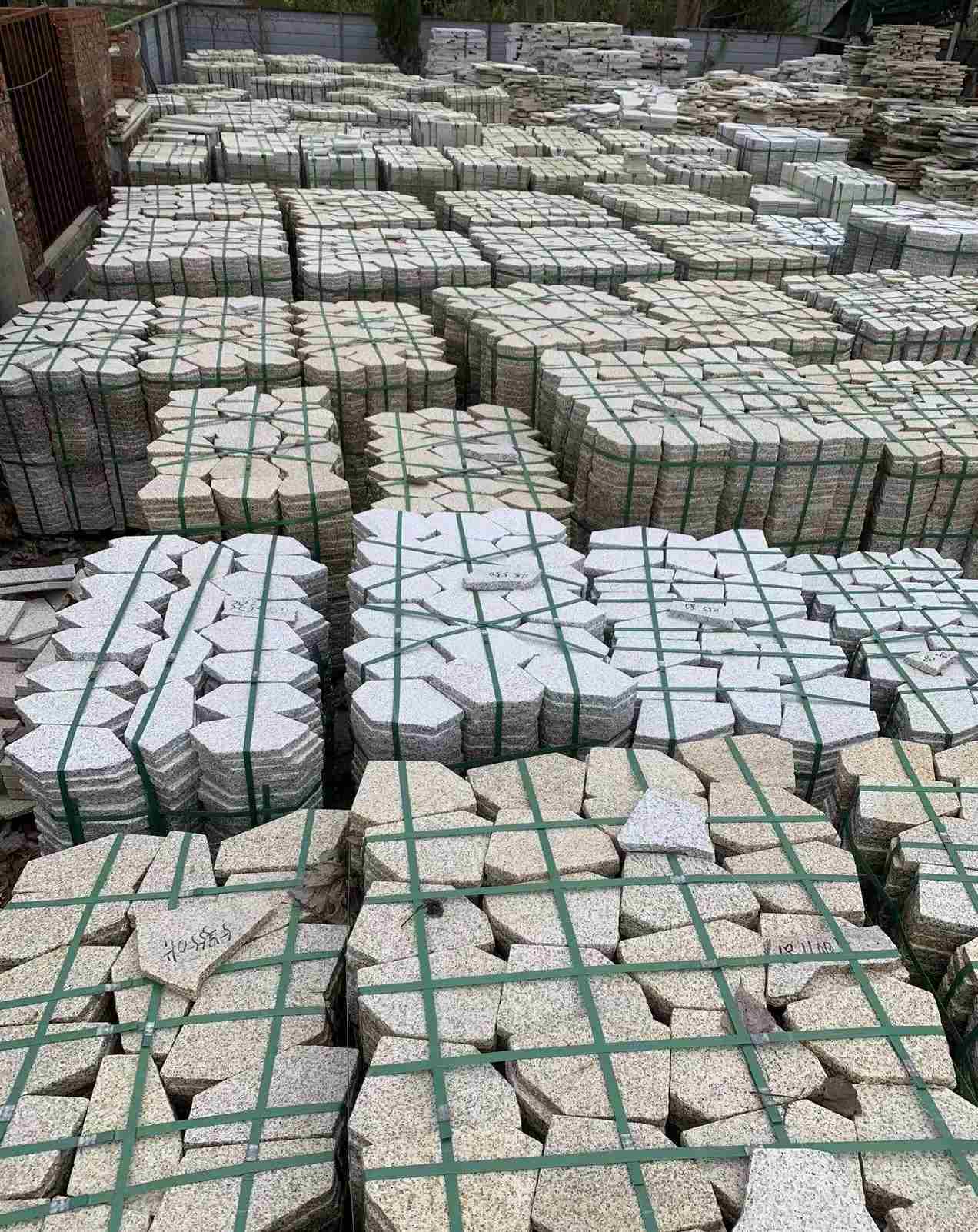 贵阳 黄金麻白麻花岗岩荔枝面地铺石(冰裂纹)