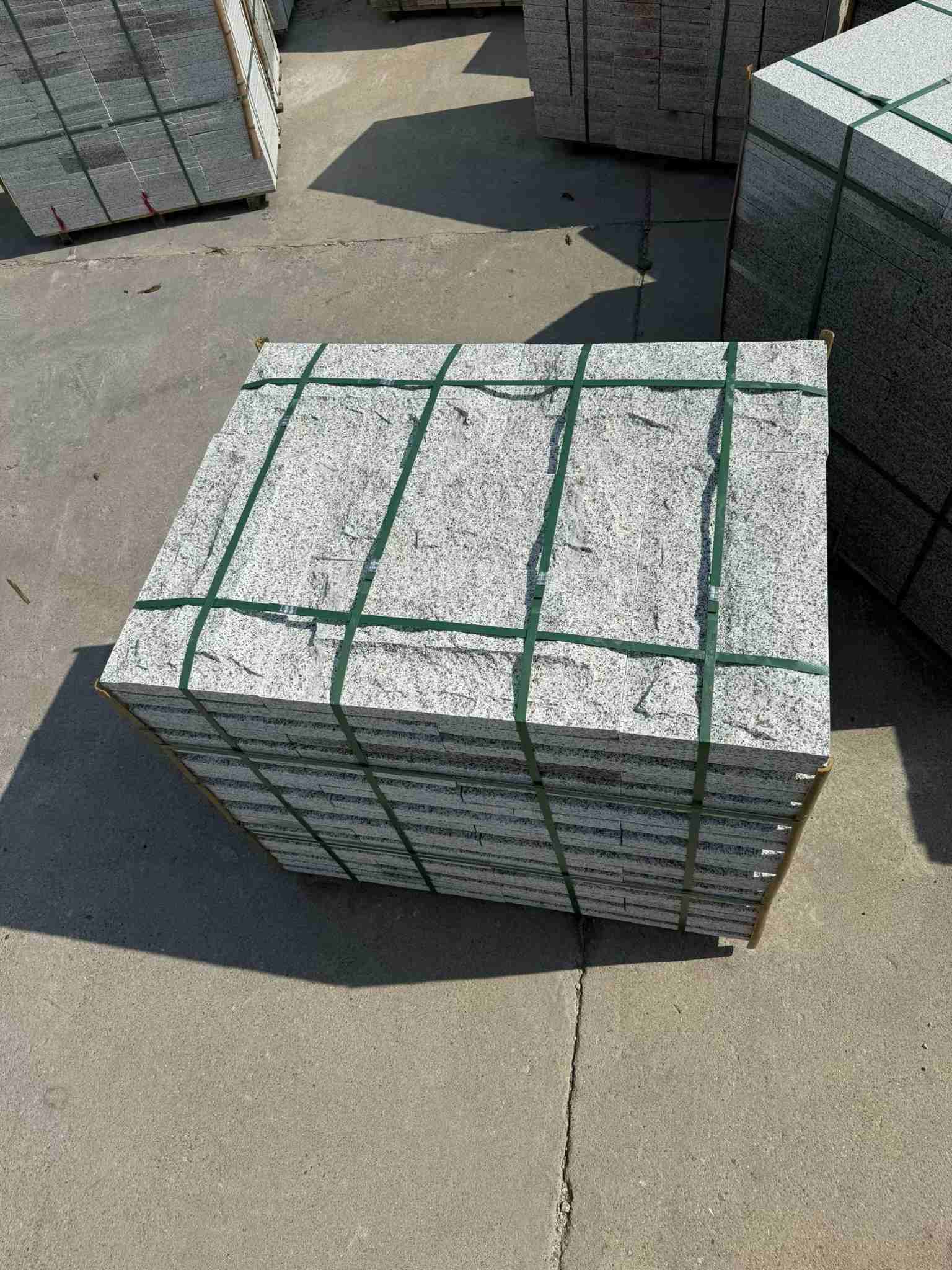 贵阳 白麻花岗岩石材自然面蘑菇石成品