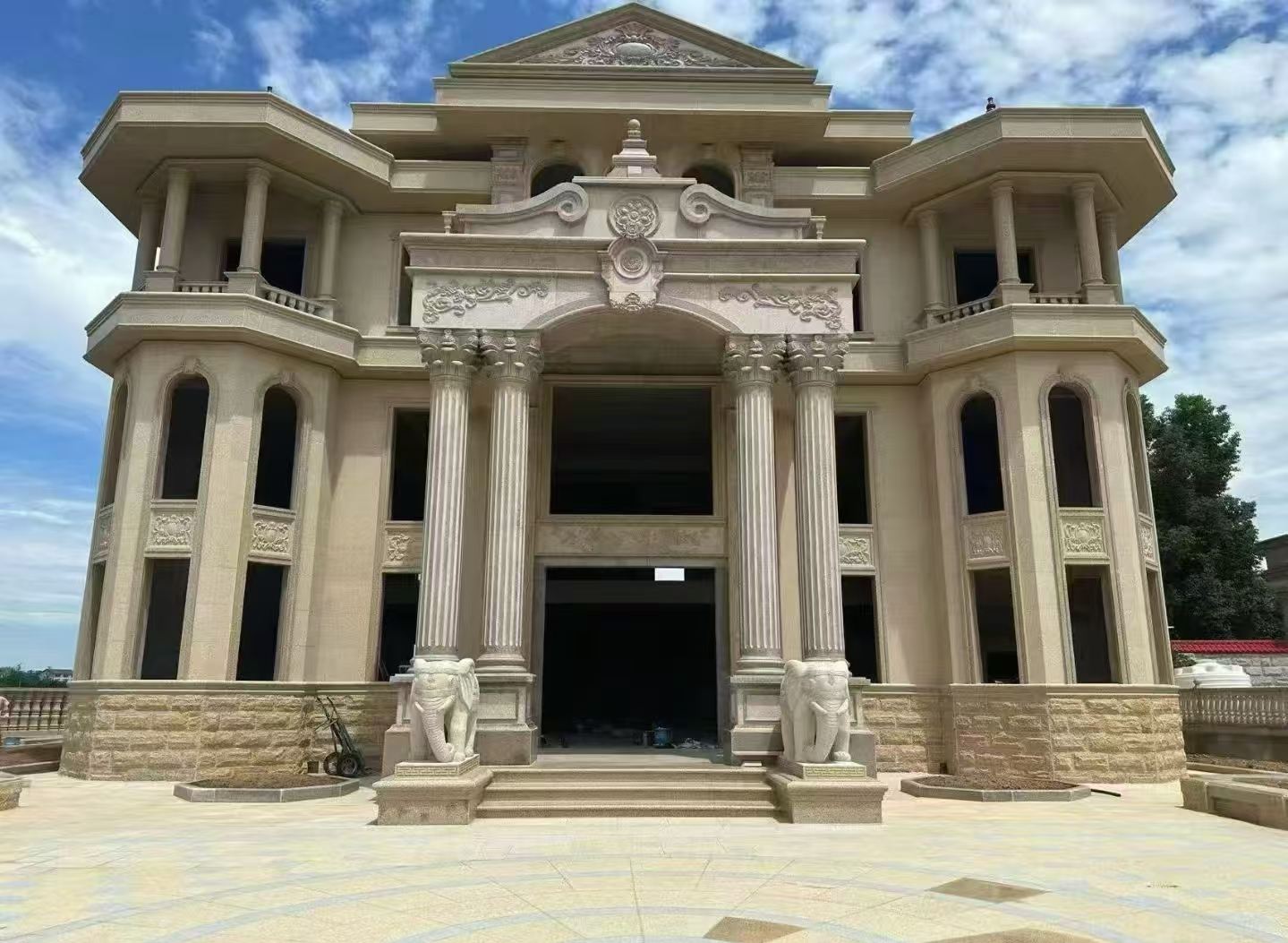 贵阳 黄金麻别墅外墙干挂，大柱，大象，蘑菇石，雕花板