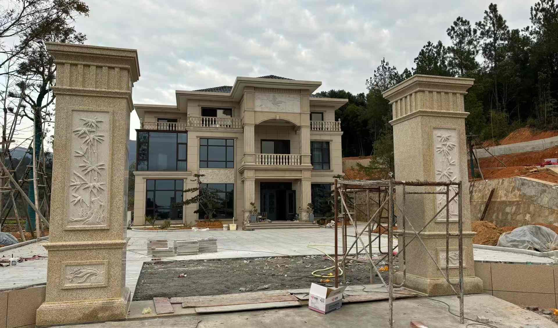 贵阳 黄金麻花岗岩别墅雕花外墙干挂配上门口雕花罗马柱