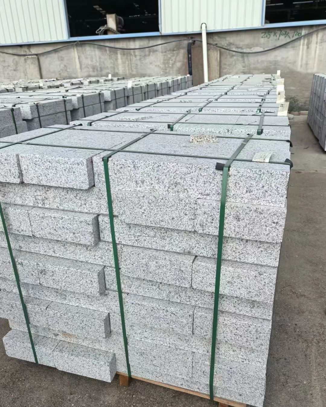 贵阳 白麻花岗岩路沿石，弧形路沿石，道牙石，马路牙子，界石，路缘石，平沿石，直岩石，平缘石等