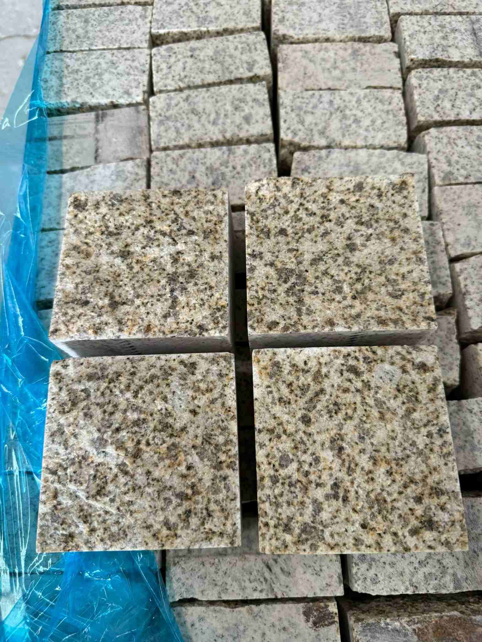 贵阳 黄金麻花岗岩自然面小方块，弹石，马蹄石等