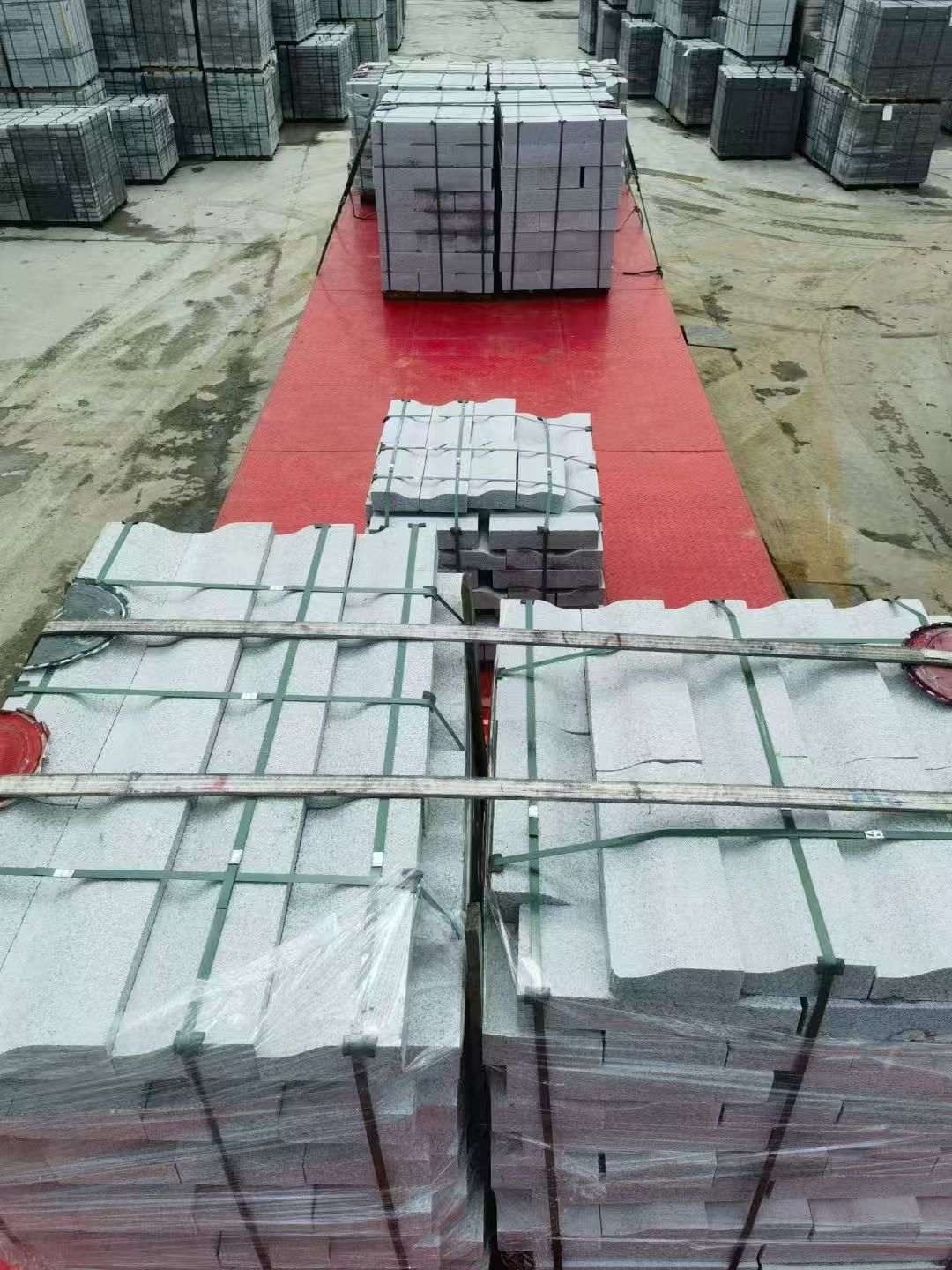 贵阳 芝麻白仿形加直形路沿石出货日常