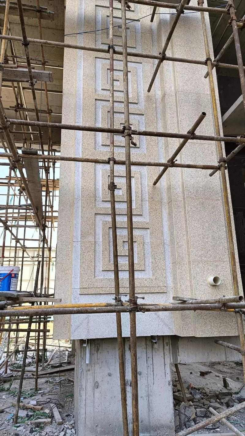 贵阳 黄金麻花岗岩别墅外墙干挂回纹造型效果