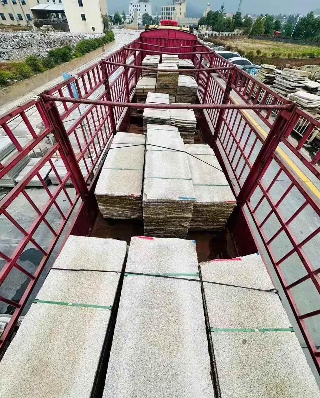 贵阳 黄金麻花岗岩荔枝面，光面毛板装车完成