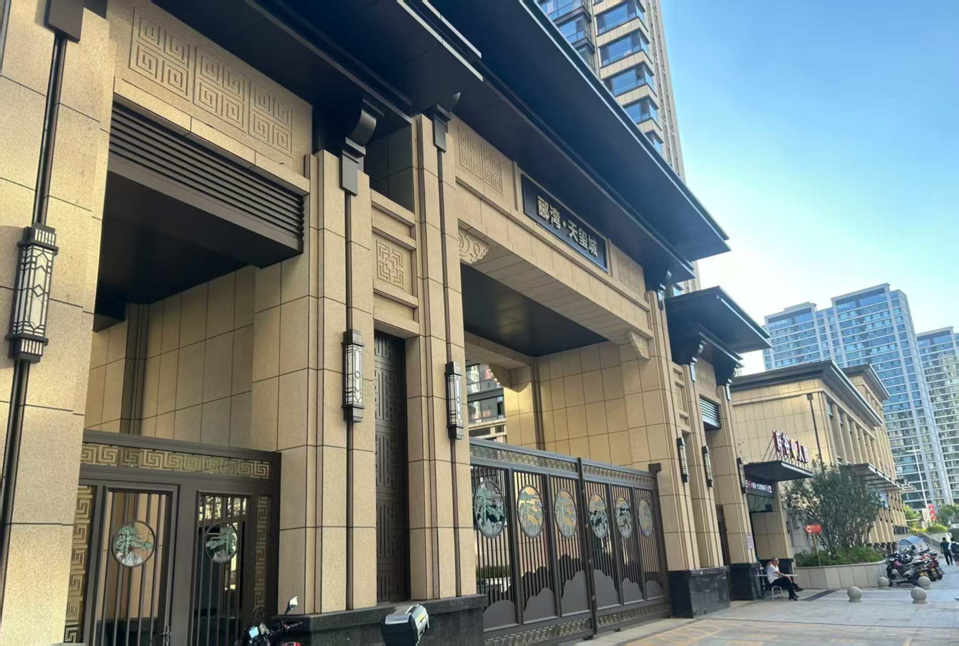 贵阳 黄金麻花岗岩荔枝面小区门楼外墙干挂