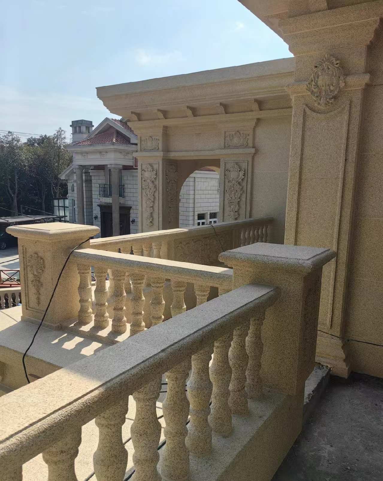 贵阳 黄金麻别墅外墙干挂雕花配合阳台栏杆花瓶柱