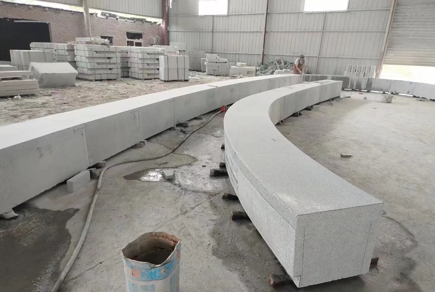 贵阳芝麻白花岗岩石板材 园林光面弧形坐凳