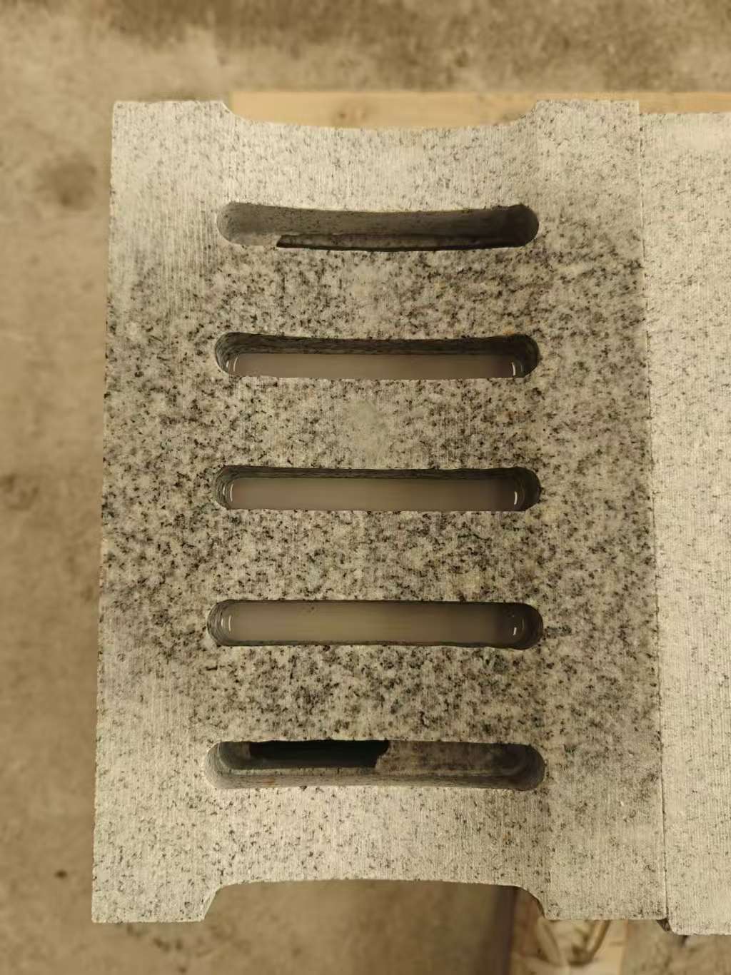 贵阳 芝麻白拉丝面花岗岩U型开槽排水槽