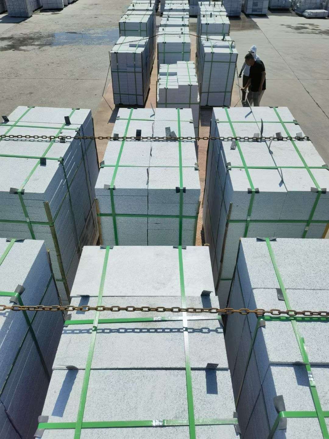 贵阳 芝麻白花岗岩5公分地铺石 花岗岩厂家工厂装车日常